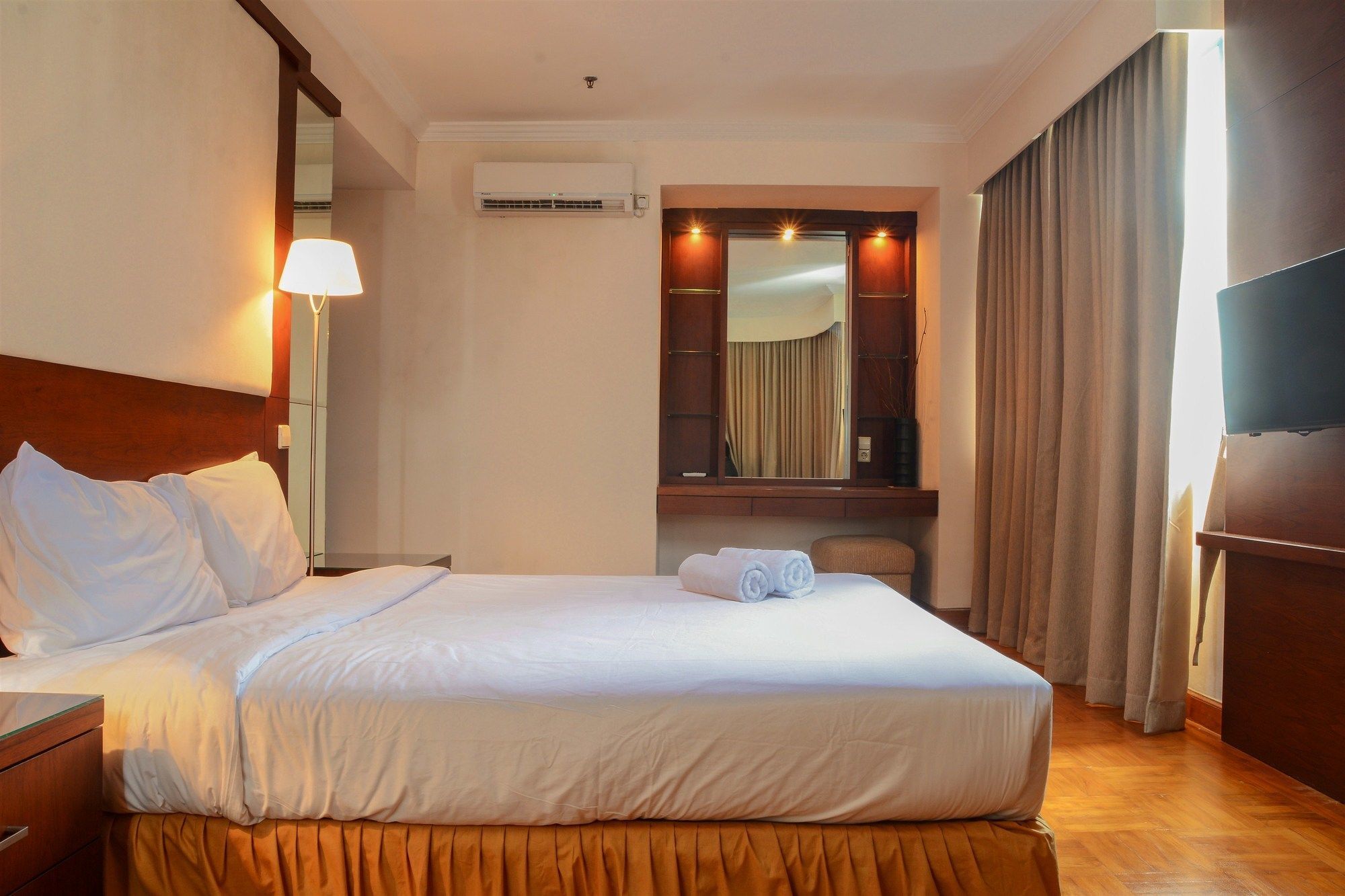 Big 1 Bedroom Park Royale By Travelio Apartment *